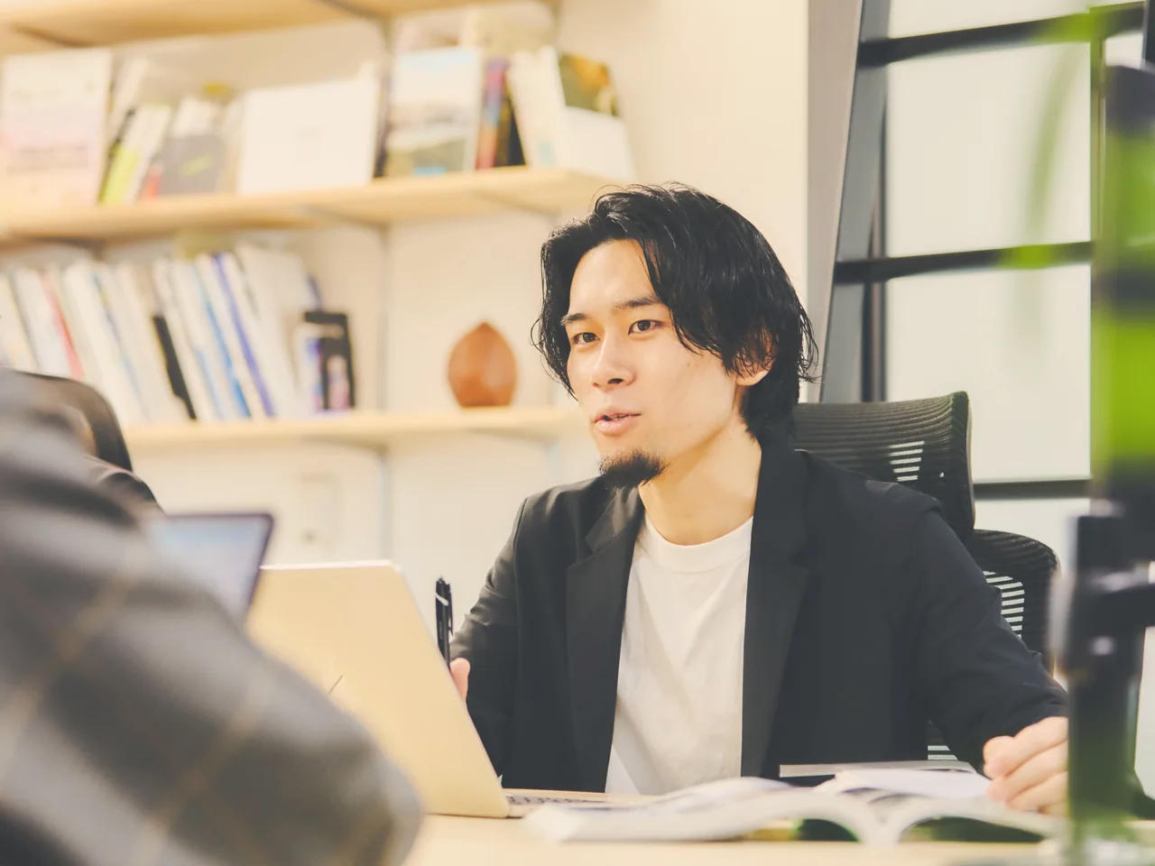 オフィスで打ち合わせるメンバー