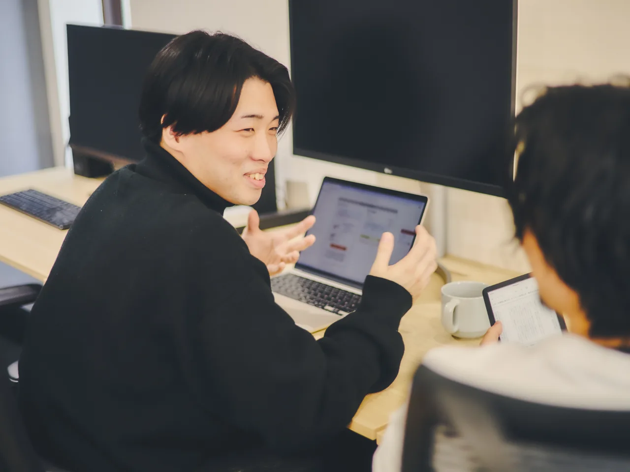 パソコンを見ながら対話するメンバー