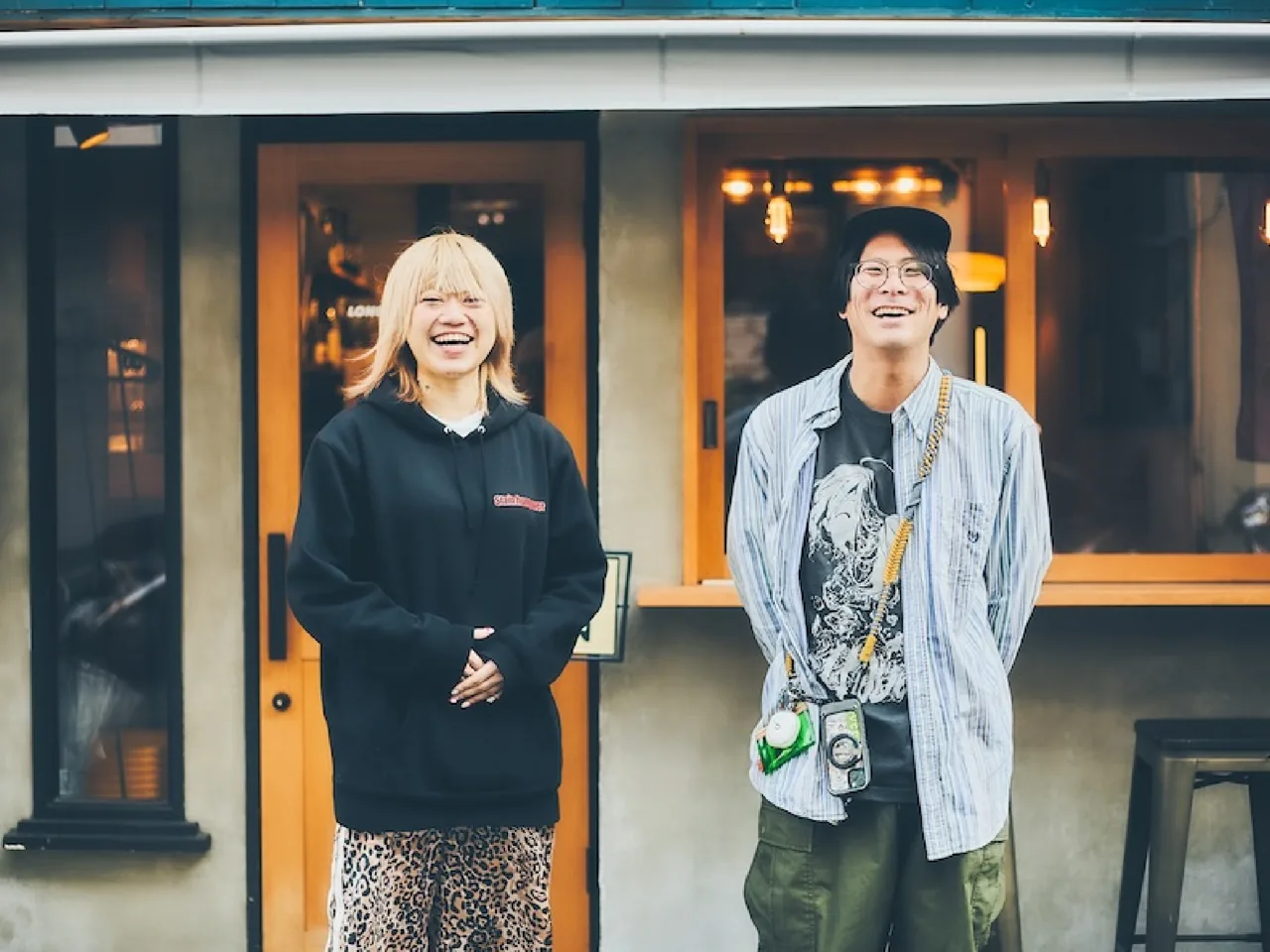 店舗の前に立つメンバー