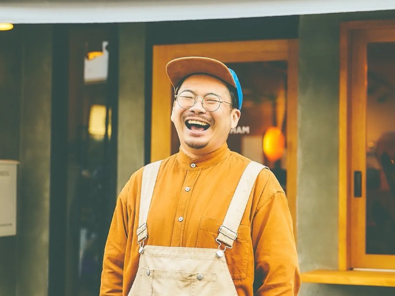 店舗の前で笑うメンバー
