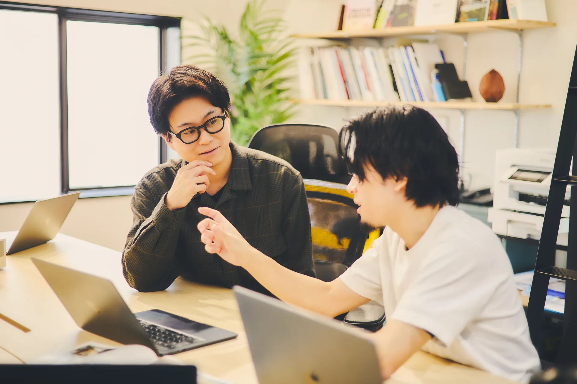 オフィスで意見を交わすBARKEDGEのメンバー